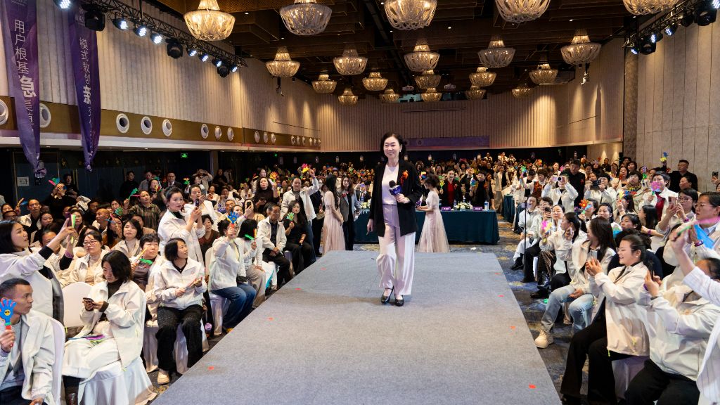 수백 명의 환호 속 런웨이 등장