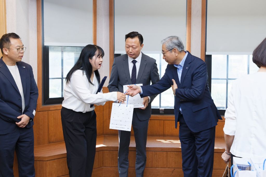 연세대 총장 선물 전달